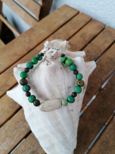 Armkette Perlenarmband Ethno Boho Awen mit grünen Acai-Samenperlen, runden bronzefarbenen Acrylperlen und ovaler Holzperle