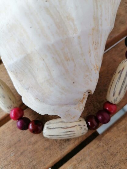 Kurze Ethno Boho Halskette mit roten Acai-Samenperlen sowie grossen, ovalen Holzperlen
