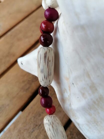 Kurze Halskette Ethno Boho Perlenhalskette Perlenkette Halskette mit roten Acai-Samenperlen und grossen, ovalen Holzperlen