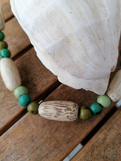 Ethno Boho Perlenhalskette Perlenkette Halskette mit grünen Acai-Samenperlen sowie grossen, ovalen Holzperlen
