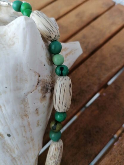 Ethno Boho Perlenhalskette Perlenkette Halskette mit grünen Acai-Samenperlen und grossen, ovalen Holzperlen