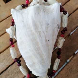 Ethno Boho Halskette Perlenhalskette Perlenkette mit roten Acai-Samenperlen sowie grossen, ovalen Holzperlen