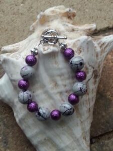 Armkette mit violetten 10mm Glaskrepp-Perlen, 14mm grossen weiss-violetten Acer Acrylperlen