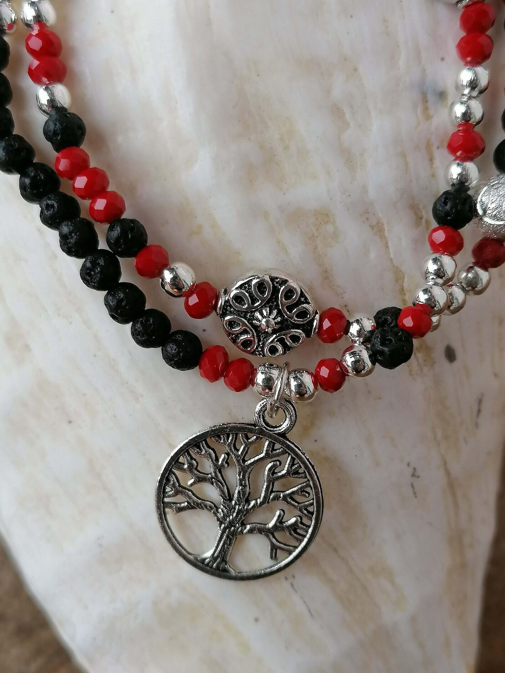 Mala Armband Carmona Elastisches zweireihiges Mala Armband Armkette mit Lebensbaum Anhänger in Antiksilber, roten facettierten Glasperlen, schwarzen Lavaperlen, silbernen Acrylperlen, Sternenstaub und anderen Metallperlen