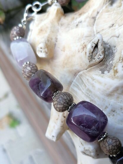 Kurz Edelstein Halskette mit Amethyst Nuggets, Acai Perlen und silbernen Blumenrondellen
