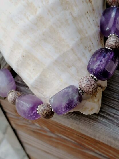 Kurze Edelstein Halskette mit Amethyst Nuggets, Acai Perlen und silbernen Blumenrondellen