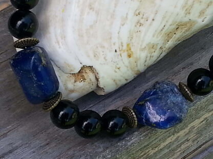 Kurze Perlen Halskette mit schwarzen 8mm Glasperlen, Lapislazuli Edelstein Heilstein Perlen Nuggets, Bronze Rondellen
