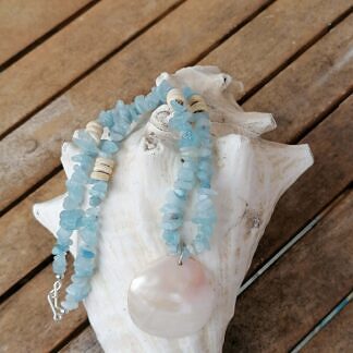 Kurze Edelstein Halskette mit Aquamarinsplitter hellblau hellbraunen Kokosrondellen und Perlmuttanhänger rund