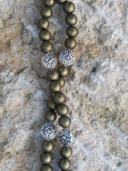 Lange Halskette Olivia im Boho Stil mit olivgrünen 8mm Glanzperlen und 10mm flachen silbernen Metallperlen sowie indischen Lampion Anhänger