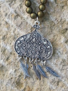 Lange Ethno Hippie Perlen Halskette Olivia mit olivgrünen 8mm Glanzperlen und 10mm flachen silbernen Metallperlen sowie indischem Lampion Anhänger