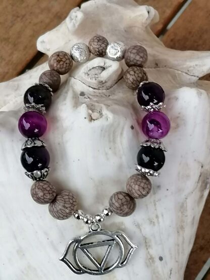 Mala Armband Armkette Kette Charu mit violetten Achatperlen, Samenperlen, Perlenkappen Antiksilber, Yoga-Chakra-Anhänger Ajna 3. Auge