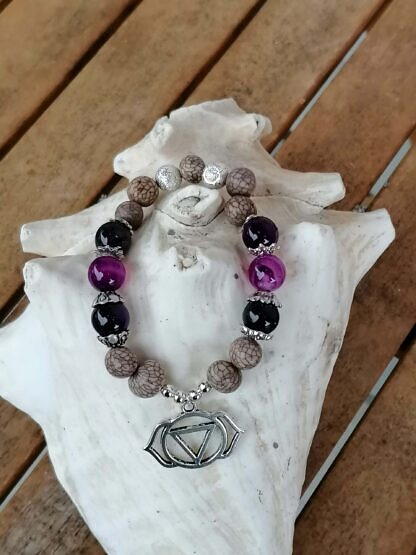 Mala Armband Armkette Kette Charu www.cacuzza.ch mit violetten Achatperlen, Samenperlen, Perlenkappen Antiksilber, Yoga-Anhänger Ajna 3. Auge