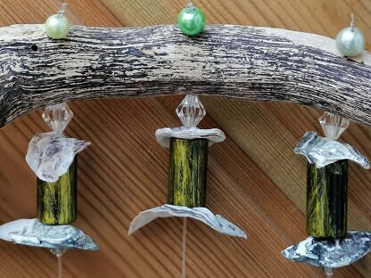 Muschel Windspiel Sommer Girlande mit verschiedenen Muscheln, grünen zylinderförmigen Acrylperlen, durchsichtigen facettierten Acrylperlen und grünen Glanzperl