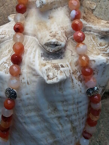 Kurze Edelstein Halskette mit orange-weissen Karneolsteinen, Metallperlen Oblaten, zitronengelber Lampworkperle und kleinen Metallperlen