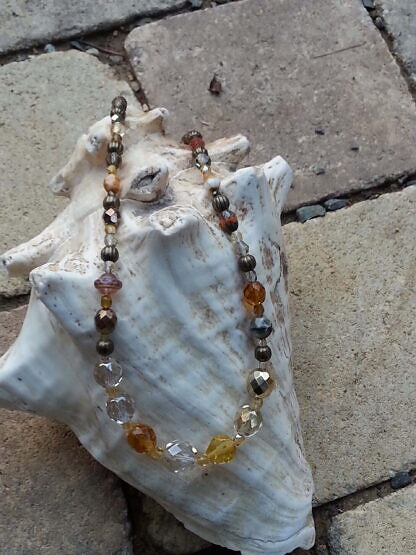 Kurze Halskette mit weissen, gelben, braunen und orangen Glasperlen, bronze Metallperlen und durchsichtigen, facettierten Glasperlen