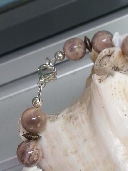 Kurze Edelstein Halskette mit 12 und 14mm Mondstein Perlen, Bronzerondellen & weissen imitierten Muschelteilen aus Acryl, Karabinerverschlu