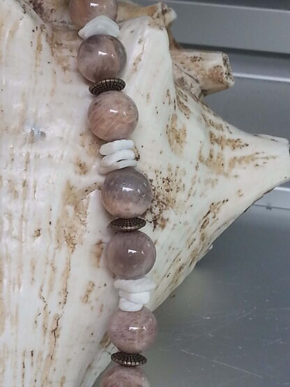Kurze Edelstein Halskette Heilstein mit 12 und 14mm Mondstein Perlen, Bronzerondellen & weissen imitierten Muschelteilen aus Acryl und Karabinerverschluss