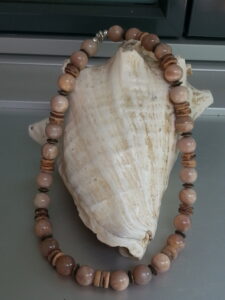 Kurze Edelstein Halskette Perlenkette mit 14mm Mondstein Perlen, Kokosrondellen und Bronze Metallrondellen