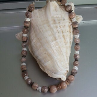 Perlen-Halskette-Perlenkette-www.cacuzza.ch-Isobel-mit-12-und-14mm-Mondstein-Perlen-Bronzerondellen-und-weissen-imitierten-Muschelteilen-aus-Acryl-scaled-324x324 Warenkorb