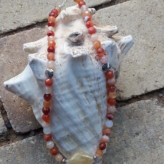 Perlen-Karneol-Halskette-Donna-mit-orange-weissen-Karneolsteinen-Metallperlen-Oblaten-zitronengelber-Lampworkperle-und-kleinen-Metallperlen-scaled-324x324 Warenkorb