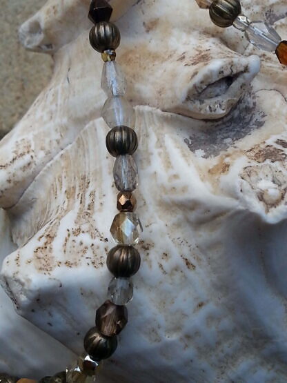 Perlen Halskette mit weissen, gelben, braunen und orangen Glasperlen, bronze Metallperlen und durchsichtigen, facettierten Glasperlen