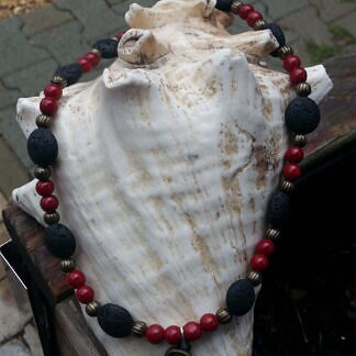 Kurze Perlen Halskette mit schwarzen Lavaperlen roten Glasperlen bronze Lampion Metallperlen und Engelsflügelanhänger in Bronze