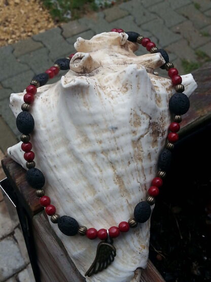 Kurze Perlen Halskette mit schwarzen Lavaperlen roten Glasperlen bronze Lampion Metallperlen und Engelsflügelanhänger in Bronze