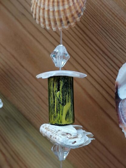 Schwemmholz Sommer Girlande mit verschiedenen Muscheln, grünen zylinderförmigen Acrylperlen, durchsichtigen facettierten Acrylperlen und grünen Glanzperlen