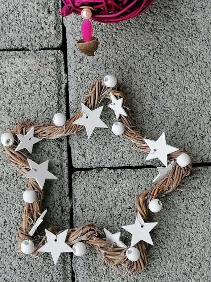 Weihnachtsdeko Weihnachts Advents Girlande mit pinken Rattankugeln, Eichelhütchen, Bucheneckern, rosa & pinken Acrylperlen, Sternanhänger aus Holz mit weissen Sterne