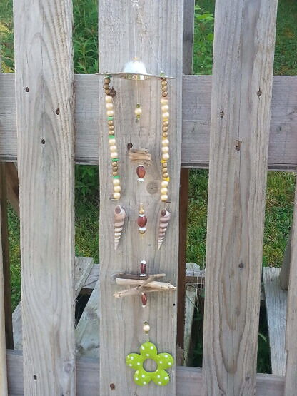 Retro Vintage Windspiel Treibholz Schwemmholz Girlande Mobile mit altem Teesieb, vanille farbenen Acrylperlen, goldene Holzperlen, Deko Hänger Blume hellgrün mit weissen Punkten