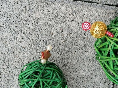 Weihnachtsdeko Weihnachts Advents Girlande mit grünen Rattankugeln, Sternanhänger aus Weidenholz, goldenen Drahtperlen, goldenen Sternperlen, div. roten Acrylperlen