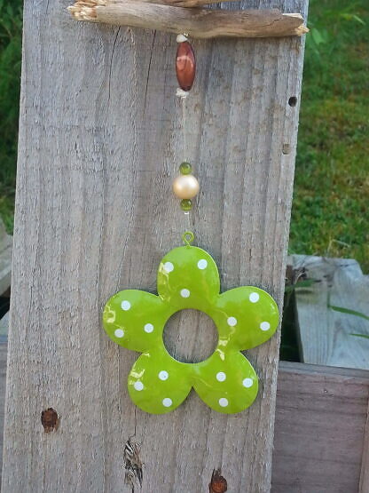 Windspiel Retro Vintage Deko Schwemmholz Girlande Mobille mit altem Teesieb, vanille farbenen Acrylperlen, goldene Holzperlen, Deko Hänger Blume hellgrün mit weissen Punkten