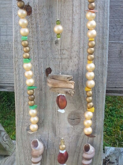 Retro Vintage Deko Windspiel Treibholz Schwemmholz Girlande Mobile mit altem Teesieb, vanille farbenen Acrylperlen, goldene Holzperlen, Muscheln, grüne & gelbe Muschelelemente