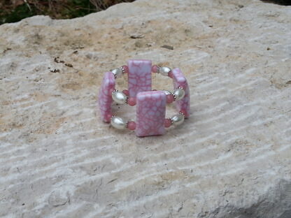 Armband elast rosa mit 6mm Glasperlen und Acryl Blumenperlen