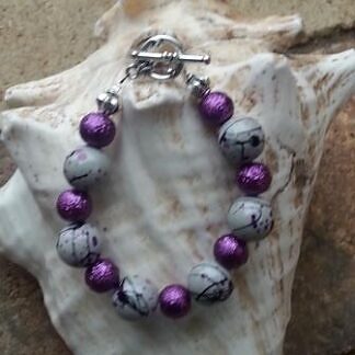 Armkette mit violetten 10mm Glaskrepp Perlen weissvioletten Acer Acrylperlen