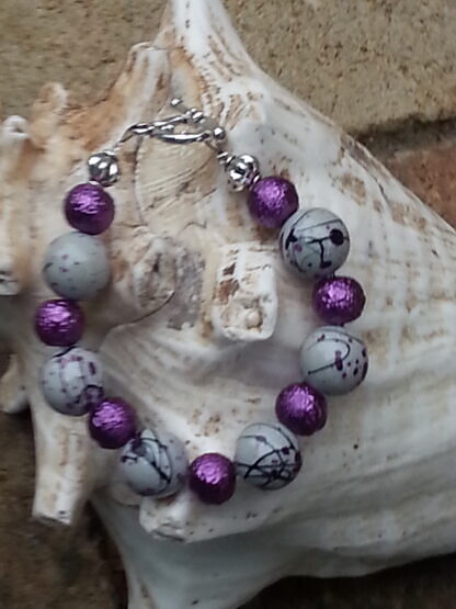 Armkette mit violetten Glaskrepp Perlen und weiss violetten Acer Acrylperlen