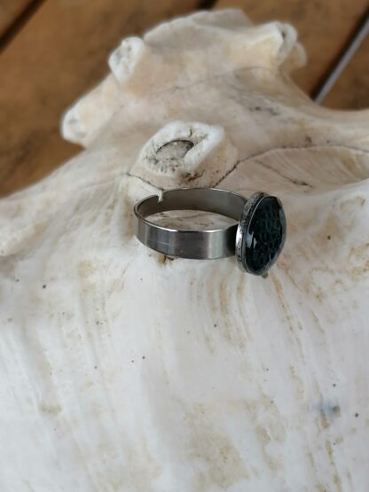 Cabochon Fingerring Ring Lumiel mit dunkelblauer Cabochon Glasperle mit Muster verstellbar