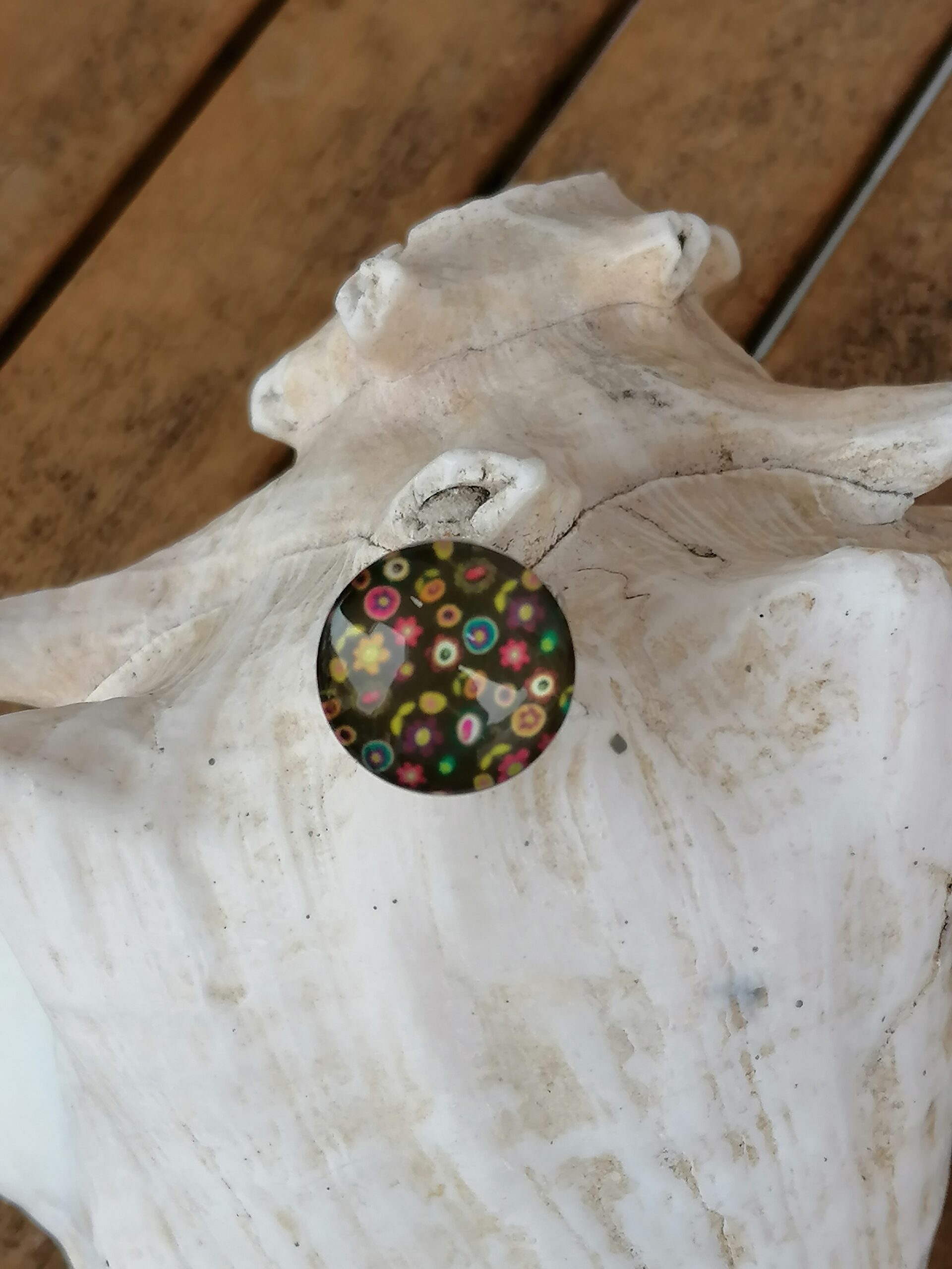 Cabochon Fingerring Elbereth Cabochon Fingerring mit grosser dunkelbrauner Cabochon Glasperle mit Blumen verstellbar