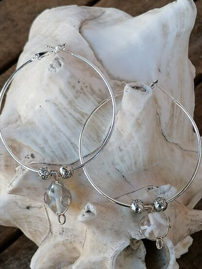 Creolen Ohrringe mit Metallperlen in Antiksilber und weissen Glasperlen mit Silberdraht umwickelt