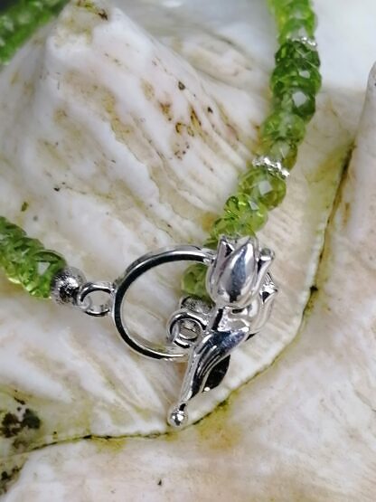 Edelstein Armband mit grünen Hunan Peridot Perlen sowie Knebelverschluss Tulpe