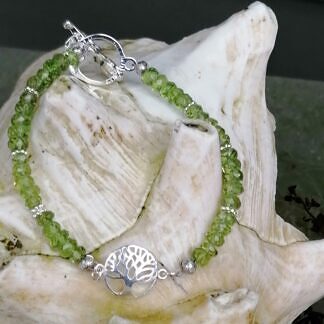 Edelstein Armband mit grünen Hunan Peridot Edelsteinen Verbinder Baum des Lebens im Silber und Blumenrondellen