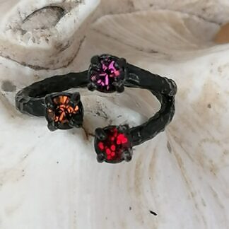 fingerring-ring-aus-schwarz-oxidiertem-messing-mit-rosa-pinker-ruby-roter-red-magma-und-oranger-light-topaz-swarovski-steinen-verstellbar-324x324 Warenkorb