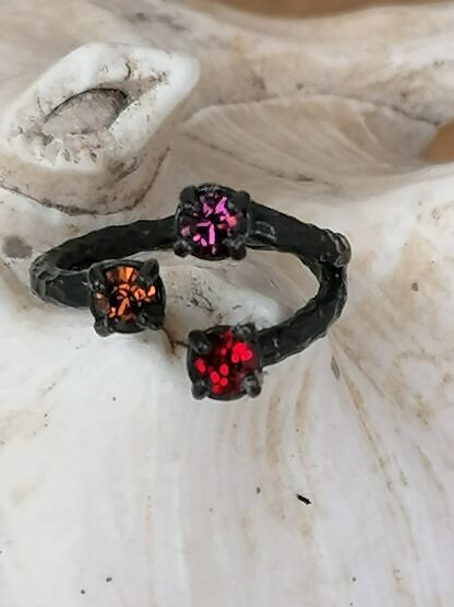 Fingerring Ring aus schwarz oxidiertem Messing mit rosa pinker Ruby roter Red Magma und oranger Light Topaz Swarovski Steinen verstellbar