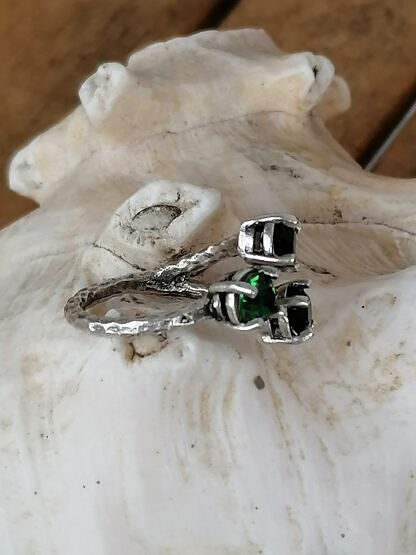 Fingerring Ring mit Antiksilber Messing mit Dark Moss Green und Jet Swarovski Steinen verstellbar