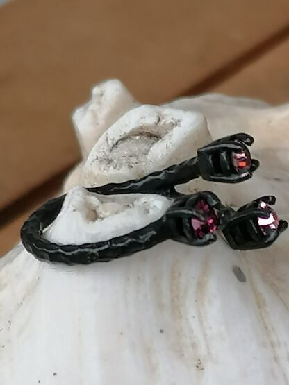 Fingerring Ring mit schwarz oxidiertem Messing mit rosa Light Rose pinker Ruby Swarovski Steinen verstellbar