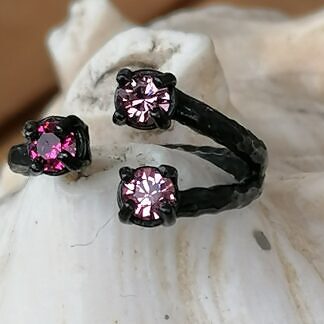 fingerring-ring-mit-schwarz-oxidiertem-messing-mit-rosa-light-rose-und-pinker-ruby-swarovski-steinen-verstellbar-324x324 Warenkorb