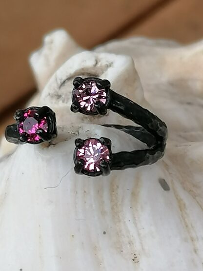 Fingerring Ring mit schwarz oxidiertem Messing mit rosa Light Rose und pinker Ruby Swarovski Steinen verstellbar