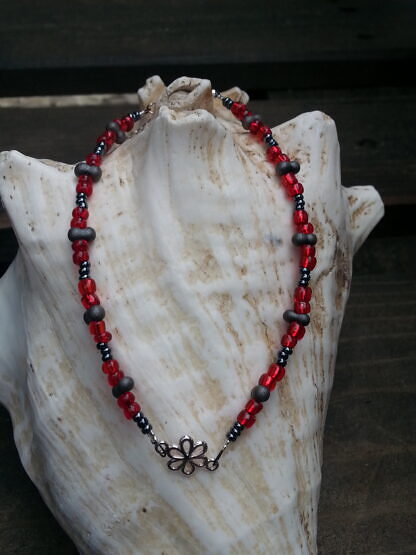 Frauen Fusskette mit kleine roten Glasperlen dunkelgrauen Perlen, Verbinder Blume Silber und kleinen anthrazit glänzenden Glasperlen mit Regulierungskette