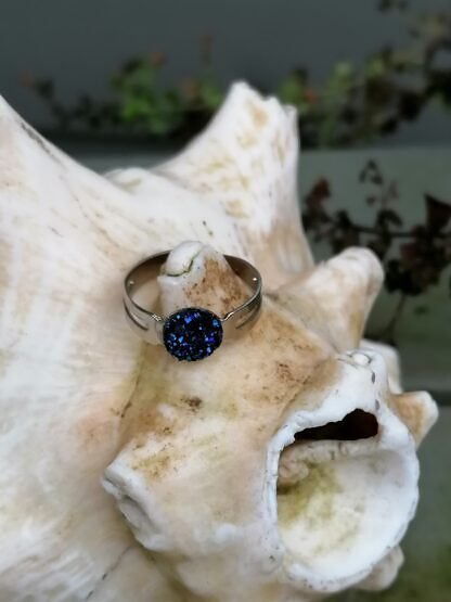 Kinder Fingerring Ring mit glitzernden Cabochon Harzperlen in dunkelblau Innendurchmesser 19mm
