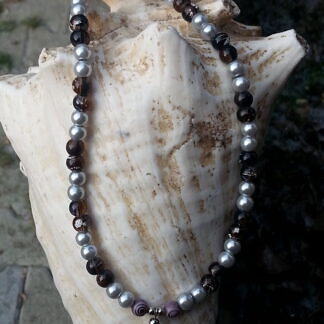 Kinder Halskette Perlenkette mit weissen Glanzperlen und dunkelbraunen Glasperlen Schneckenperlen aus Acryl altrosa Achatperlen Anhänger